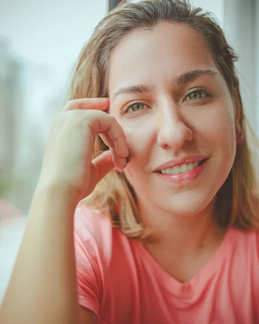 Portrait d’une femme, de face, en lumière naturelle.